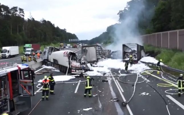 Accident GRAV pe o autostradă din Germania: Doi oameni au murit şi 27 au fost răniţi!
