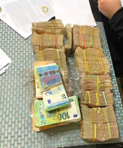 Mascaţii de la CNA au intrat peste un fost deputat, prins cu o avere pe care nu o poate justifica 1 2 1418
