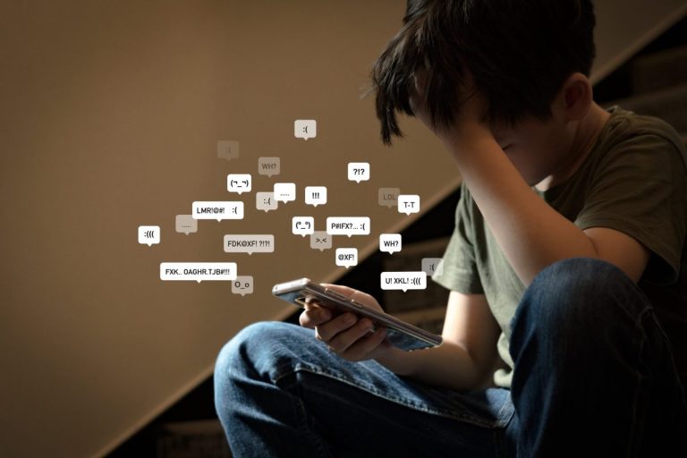 Hărţuirea în mediul online afectează unu din şase copii de vârstă şcolară