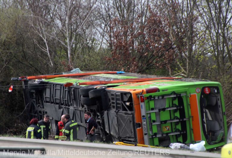 Un autocar s-a răsturnat pe o autostradă din Germania: Sunt morţi şi răniţi!