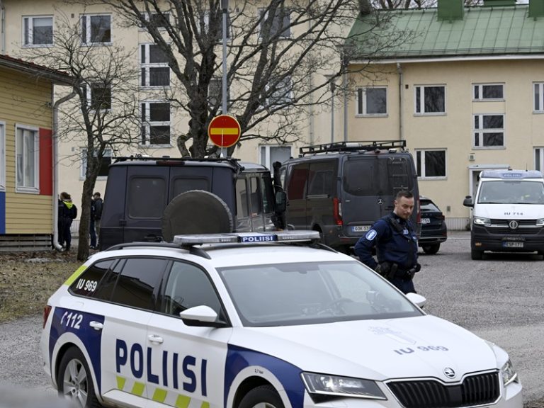 ATAC armat la o şcoală din Finlanda: Unul dintre copiii împuşcaţi A MURIT la spital!
