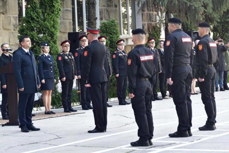 Primii carabinieri moldoveni se duc într-o misiune de pace în Kosovo