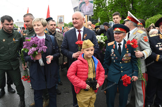 Igor Dodon sfidează Ziua Europei şi iese la Marșul Victoriei
