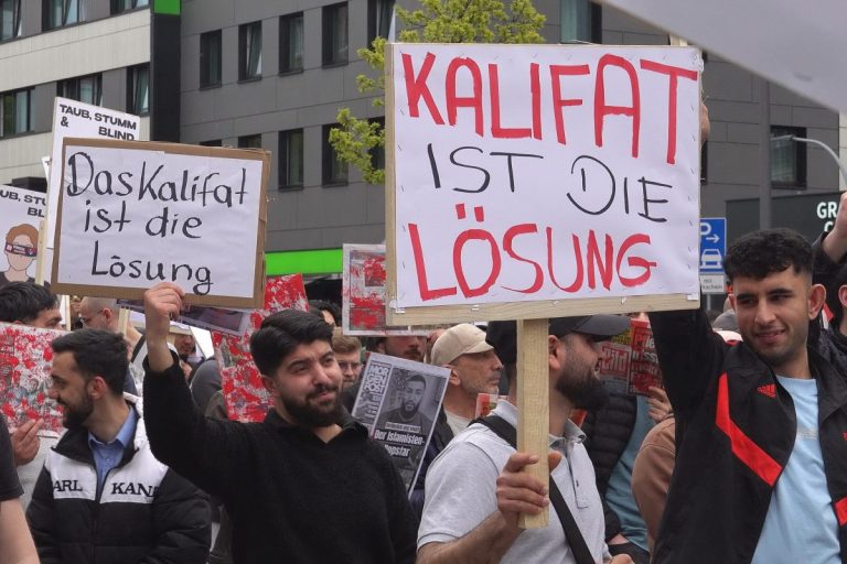 Scandal uriaş în Germania: Islamiştii cer înfiinţarea unui ”califat” şi impunerea shariei