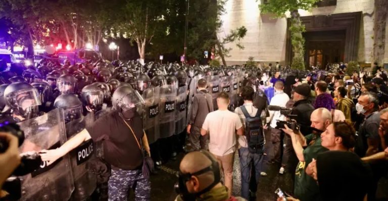 UE condamnă violențele din timpul protestelor din Georgia față de proiectul privind agenții străini