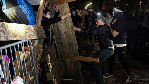 Sute de poliţişti evacuează tabără protestatarilor propalestinieni de la UCLA
