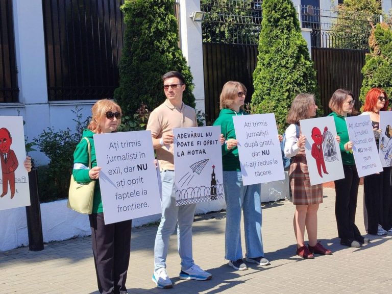 Flashmob în fața Ambasadei Rusiei de la Chișinău
