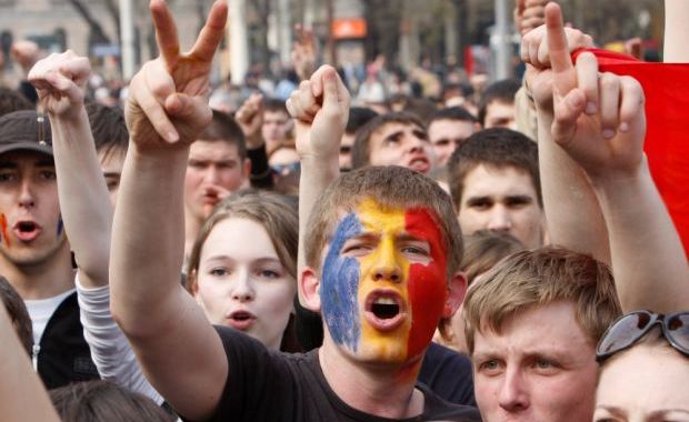 Ce vor tinerii din România? Mai mult autoritarism și mai mult NATO
