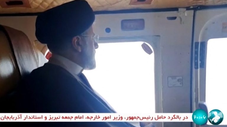 Elicopterul președintelui iranian Raisi a luat foc după ce s-a ciocnit de un munte (raport)