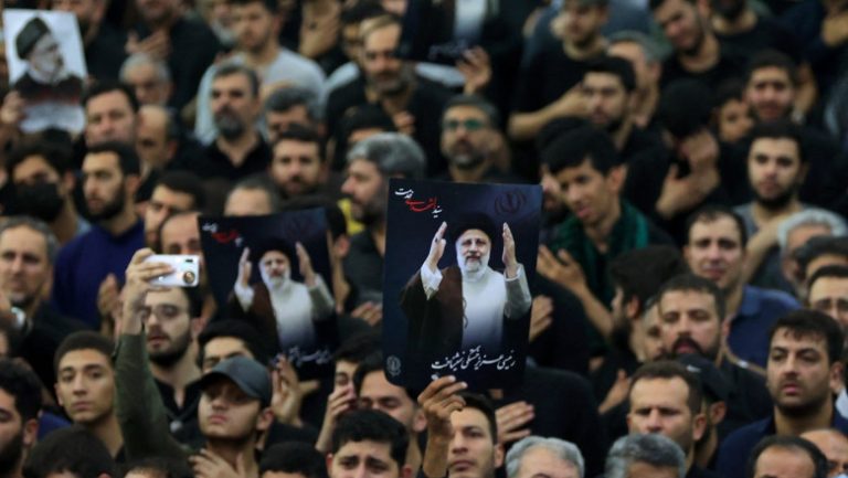 Zeci de mii de iranieni s-au adunat la Teheran pentru funeraliile lui Raisi