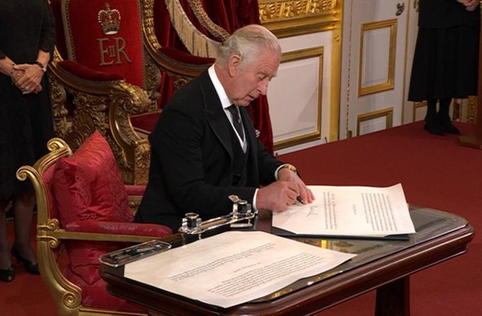 Regele Charles al Marii Britanii, iritat de un stilou defect în timpul ceremoniei de semnare a unor documente în Irlanda de Nord