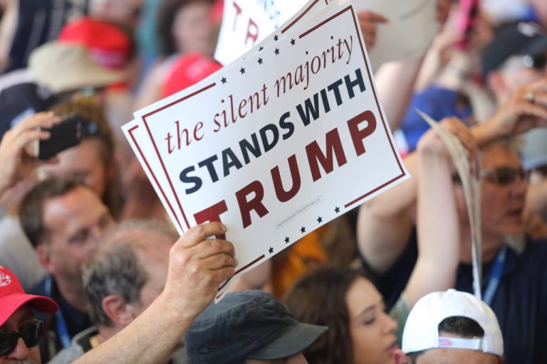 Fanii lui Trump vor revoluţie în SUA: “Spânzuraţi pe toată lumea!”
