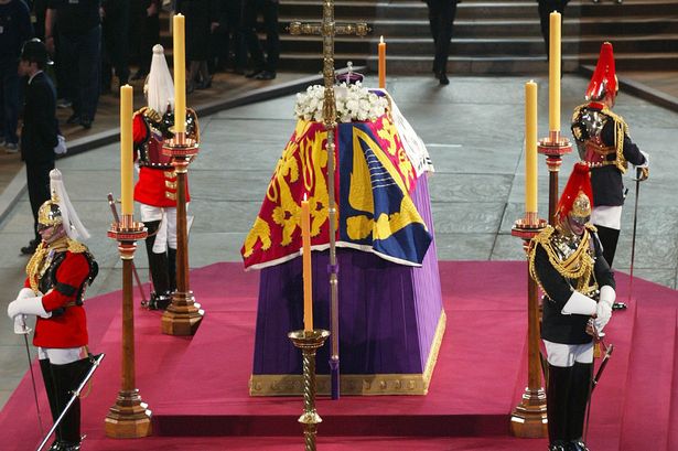 Doliu în Regatul Unit: Sicriul cu trupul neînsufletit al Elisabetei a II-a este depus la Palatul Westminster – VIDEO