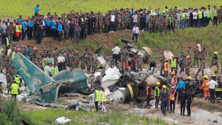 VIDEO – Un avion de pasageri s-a prăbuşit în Nepal! Pilotul este singurul supravieţuitor