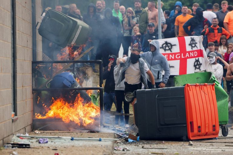 Reuniune de criză a guvernului britanic după protestele violente anti-imigraţie