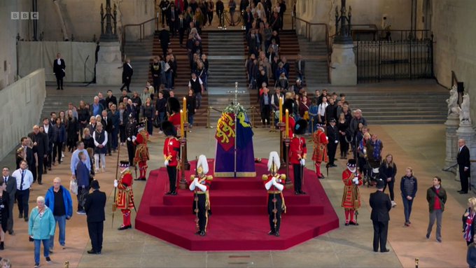 Mii de persoane aşteaptă să-i aducă un ultim omagiu Reginei Elisabeta a II-a la Westminster Hall (VIDEO)
