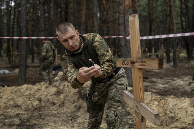 Armata ucraineană a descoperit o groapă comună la Izium – FOTO