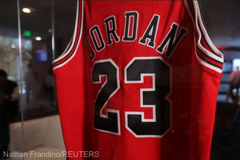 Un maiou purtat de Michael Jordan s-a vândut la licitaţie cu10 milioane de dolari