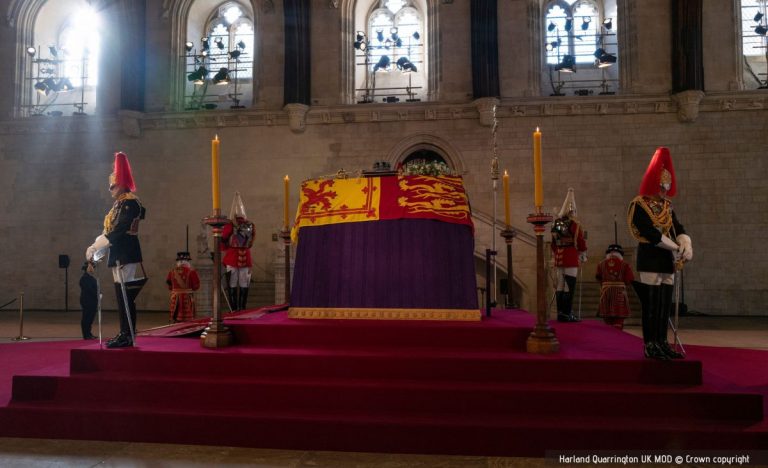 Trupul neînsufleţit al Elisabetei a II-a a fost coborât în cripta din Capela St George