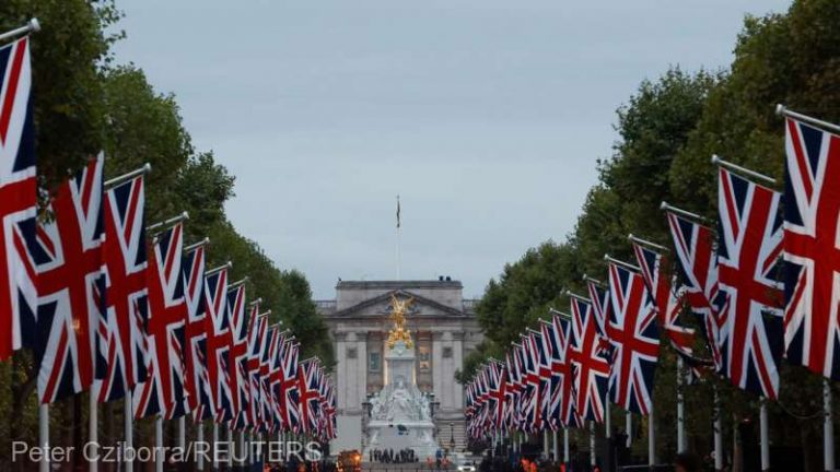 Numeroşi britanici, adunaţi în parcuri şi pieţe pentru a-şi lua adio de la regina Elisabeta a II-a