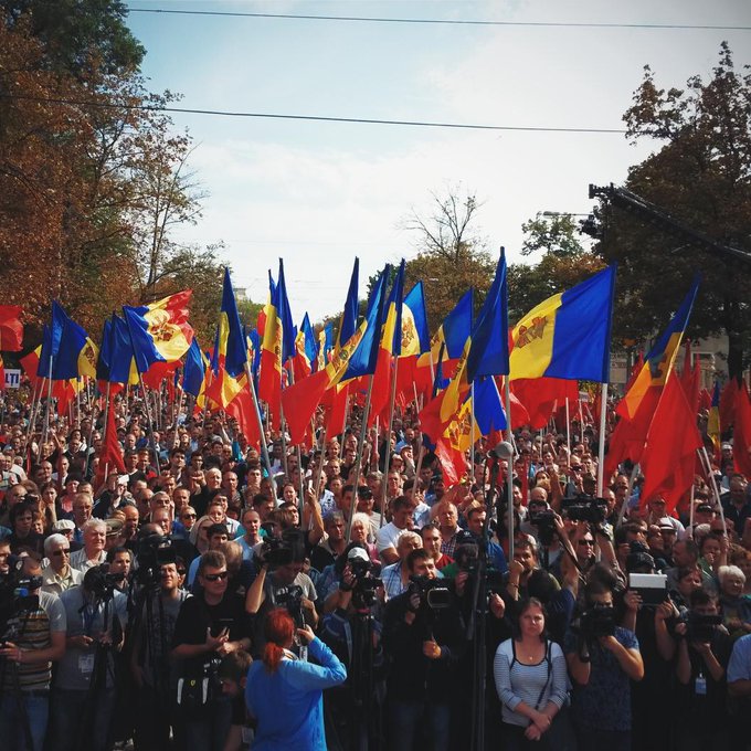 Mii de moldoveni au luat parte la un protest antiguvernamental la Chişinău