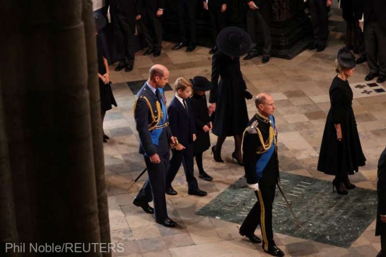 Prinţul George şi prinţesa Charlotte, prezenţi în cortegiul funerar al Reginei