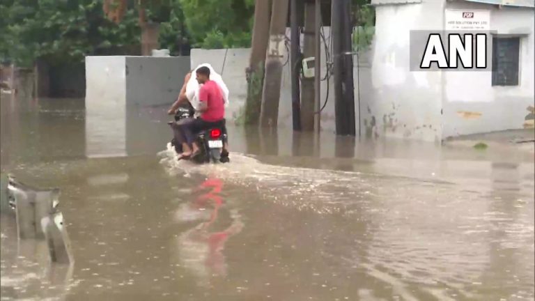 POTOP în India! Centrul financiar din New Delhi a fost inundat – VIDEO