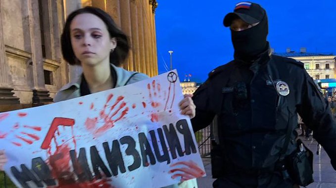 Ruşii din Daghestan nici nu vor să audă de mobilizarea dictată de Putin! Protestatarii s-au luat la bătaie cu forţele de ordine – VIDEO