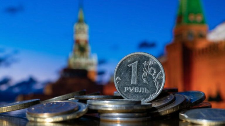 Economia rusească este inundată de sacoşe cu bani gheaţă ţinuţi în afara băncilor