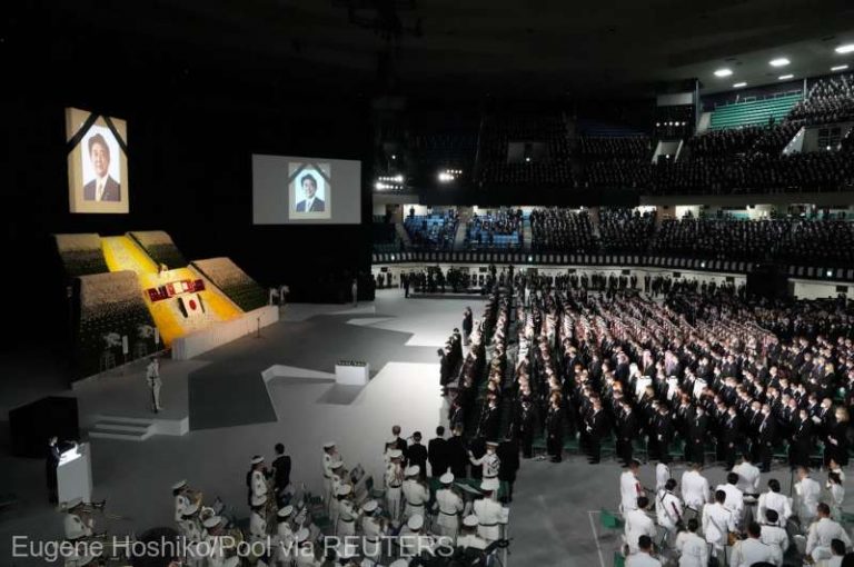 Flori, rugăciuni şi salve de tun, la funeraliile de stat pentru fostul premier Shinzo Abe