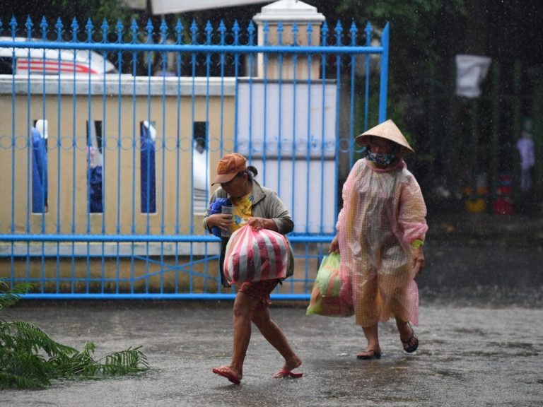 Sute de mii de vietnamezi sunt evacuaţi din calea taifunului Noru