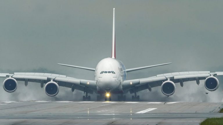 Airbus scoate la licitaţie bucăţi din avioanele A380