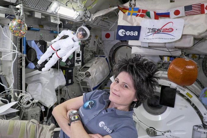 Samantha Cristoforetti, comandanta ISS, a răspuns întrebărilor despre ştiinţă adresate de tinere fete