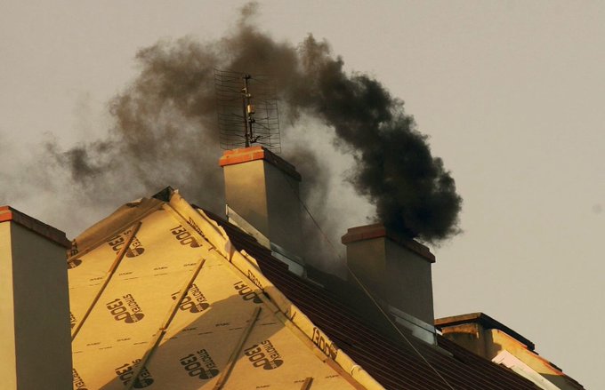 Polonezii nu mai au cu ce să se încălzească în case şi pun pe foc gunoaie