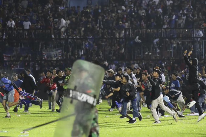 Cum s-a produs busculada în care au murit suporterii pe stadionul din Indonezia