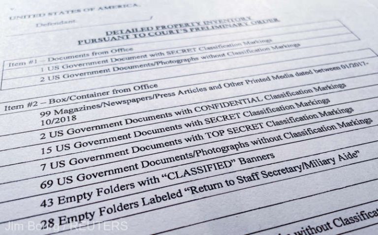 Trump i-ar fi ordonat unui angajat să mute cutiile cu documente căutate de FBI la Mar-a-Lago