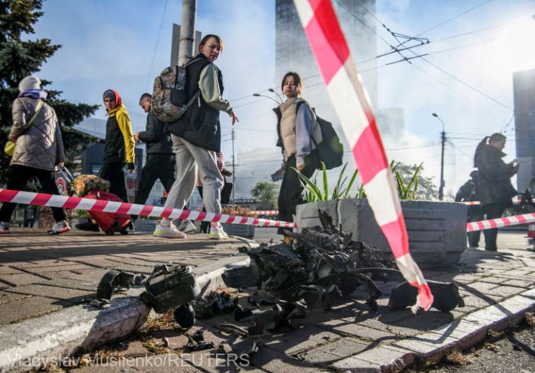 Resturi ale dronelor doborâte de antiaeriana ucraineană au incendiat un magazin din vestul Kievului