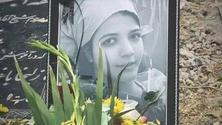 O elevă din Iran a fost OMORÂTĂ în bătaie de poliţie