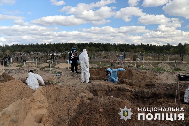 146 de cadavre într-o groapă comună descoperită într-o localitate din Doneţk