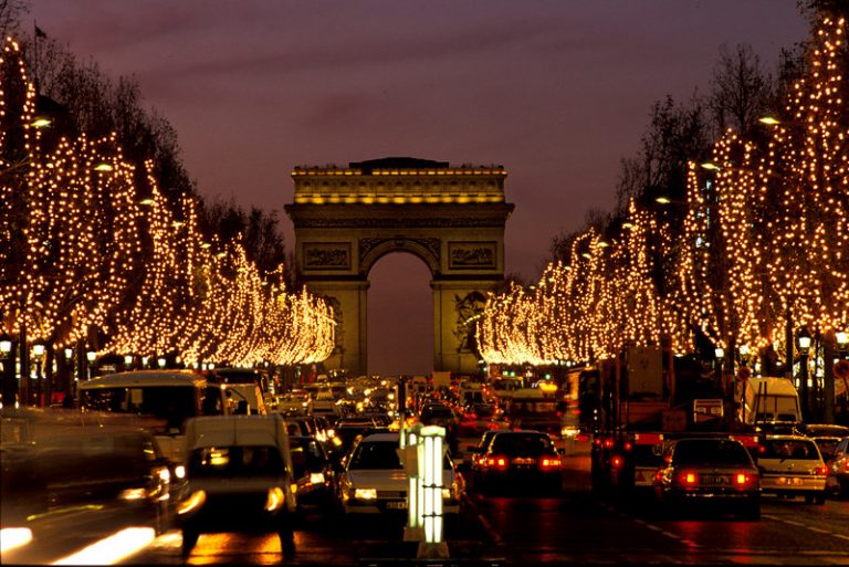 Champs-Élysées, din nou iluminat festiv pentru sărbători