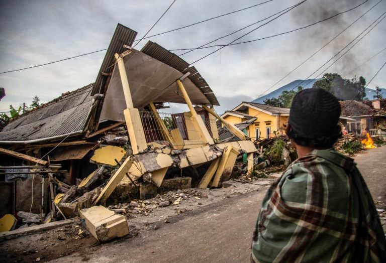 Bilanţul în urma seismului din provincia Java de Vest a urcat la 321 de morţi