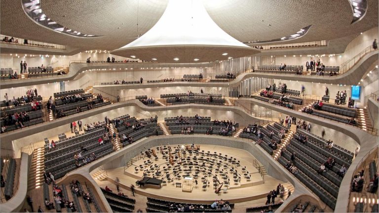 Militanţi ecologişti au întrerupt un concert la sala Filarmonicii din Hamburg