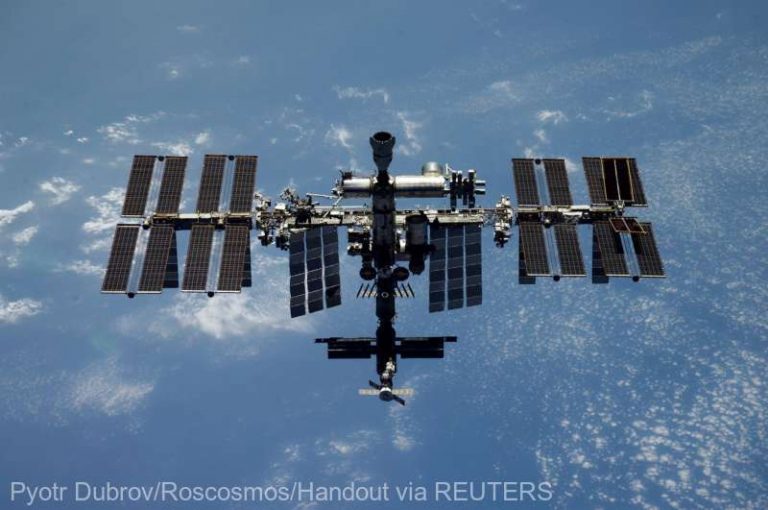 Doi astronauţi au instalat noi panouri solare pe ISS în timpul unei ieşiri în spaţiu