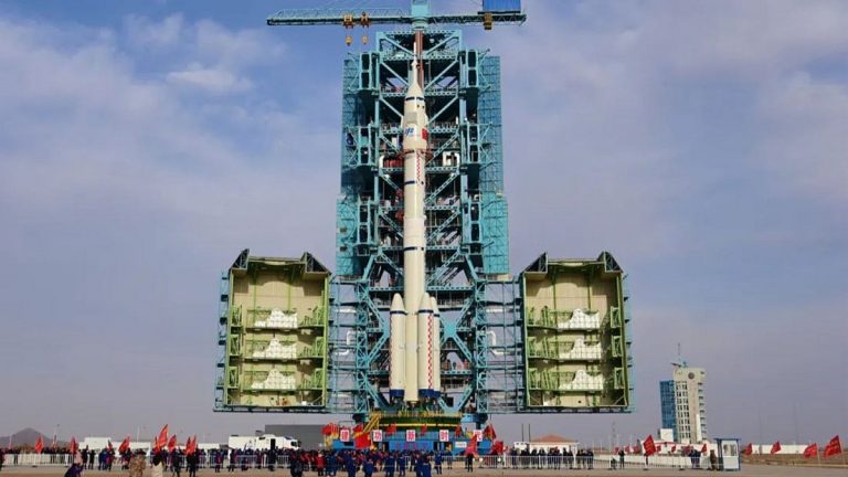 China lansează misiunea Shenzhou-15 către staţia sa spaţială