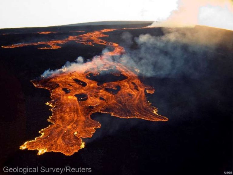 Numeroşi curioşi admiră spectacolul lavei la vulcanul Mauna Loa din Hawaii – VIDEO