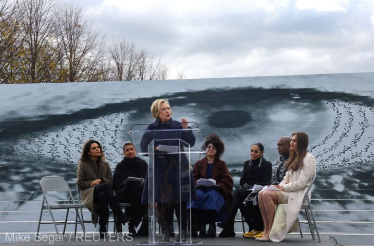 ‘Ajunge!’ – Hillary Clinton şi artiste iraniene interpelează ONU în legătură cu represiunea împotriva femeilor în Iran