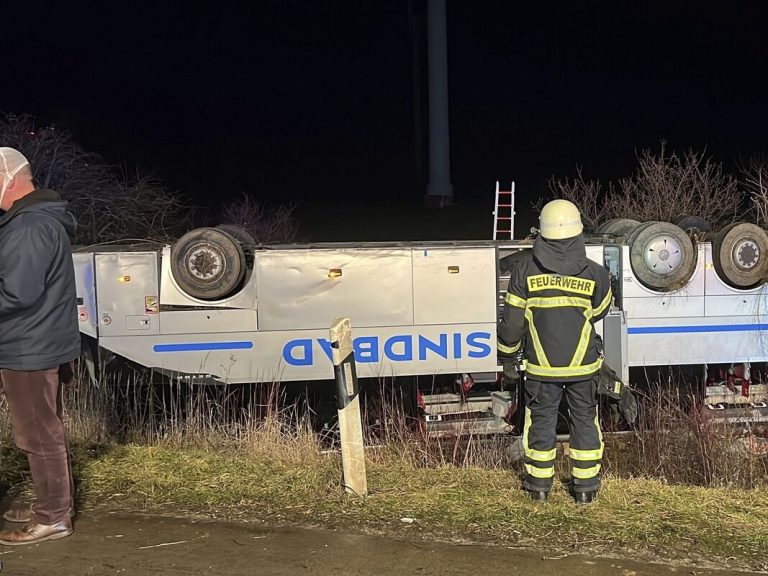 Un autocar s-a RĂSTURNAT pe o autostradă din Germania! 35 de oameni sunt răniţi
