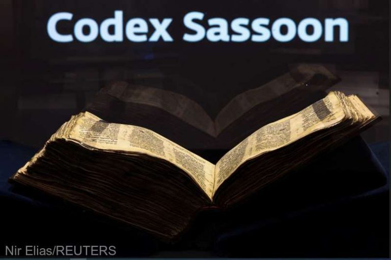 Cea mai veche Biblie ebraică a fost expusă în Israel înainte de a fi scoasă la licitaţie