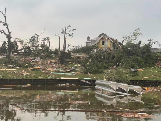 Zeci de tornade au făcut ‘praf’ sudul Statelor Unite: Cel puţin doi oameni au murit!