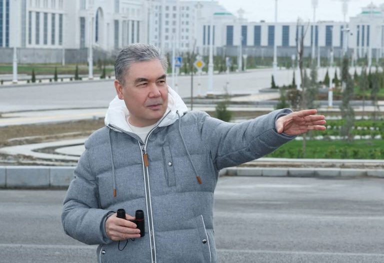 Oraşul construit în onoarea fostului preşedinte din Turkmenistan va costa aproape 5 miliarde de dolari